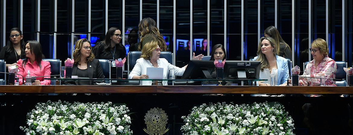 Visão geral da mesa do Plenário durante sessão de premiações e condecorações